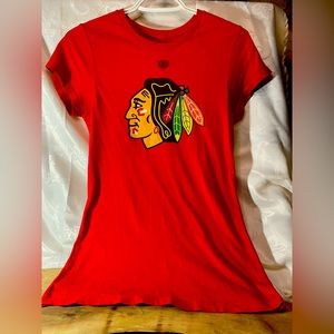 Black hawks Official NHL Ladies fitted Sz M T-shirt Cap sleeve